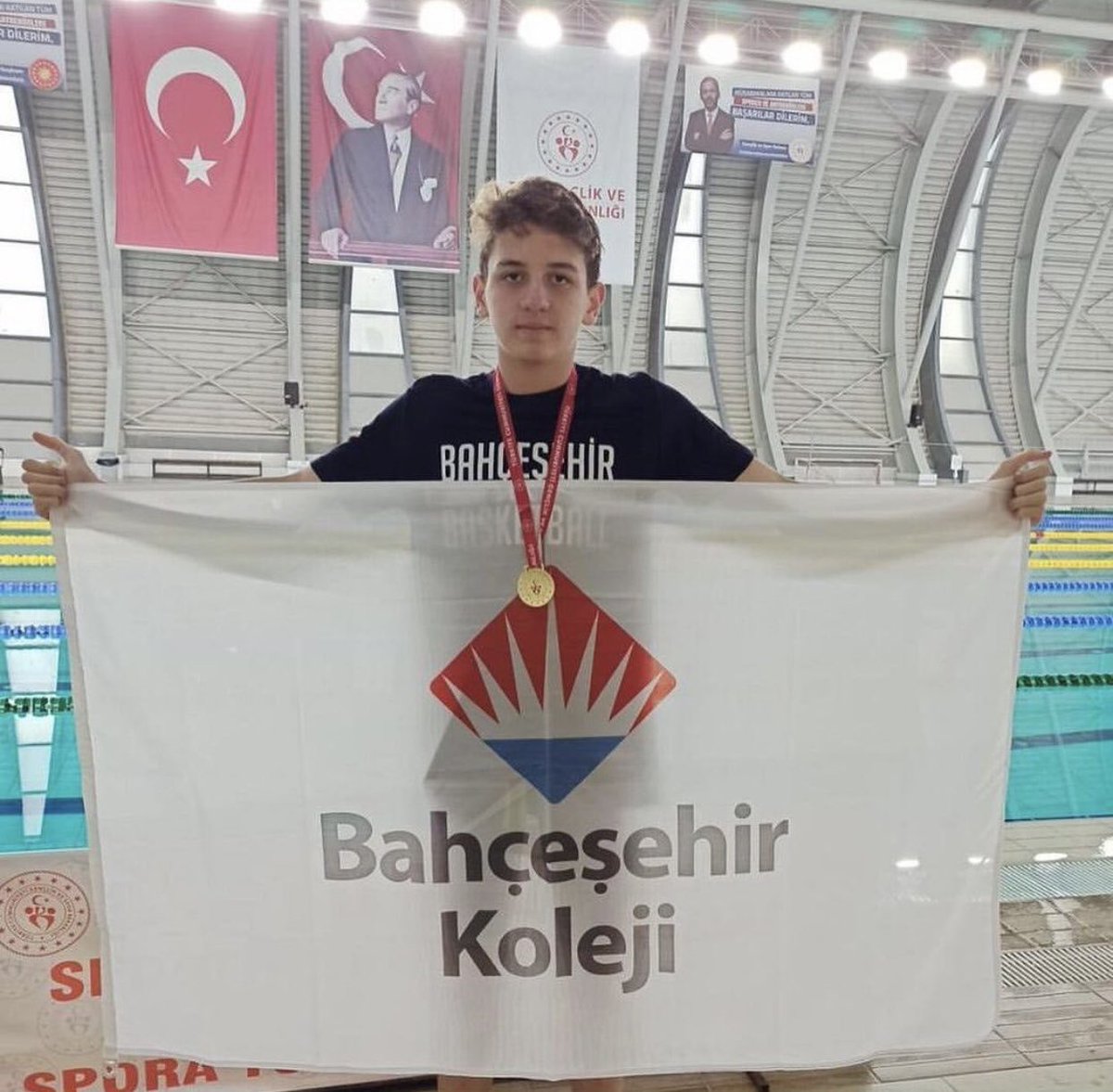 Kayseri Bahçeşehir Koleji Lisesi Öğrencimiz Ahmet Burak Işık 400 m yüzme müsabakalarında Türkiye 1. olarak bizleri yine gururlandırdı. Öğrencimizi yürekten kutluyoruz.
💙❤️🧿🏊 <a href="/TrkErsen/">Ersen Türk</a>
<a href="/bahcesehir_k38/">Bahçeşehir Koleji Kayseri Kampüsü</a> <a href="/ahmetoba2/">Ahmet Oba 🇹🇷</a>