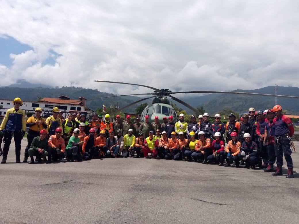 ARB_CANB23's tweet photo. 📌Hoy 23FEB La tripulacion del helicóptero MI-17V5 del ARB_CANB23, efectuaron taller de operador en plataforma para operaciones helitacticas en el Aeropuerto Nacional Alberto Carnevalli, con el fin  de mantenernos en constante adiestramiento para la defensa de nuestra Patria. https://t.co/Z6OqC25esj