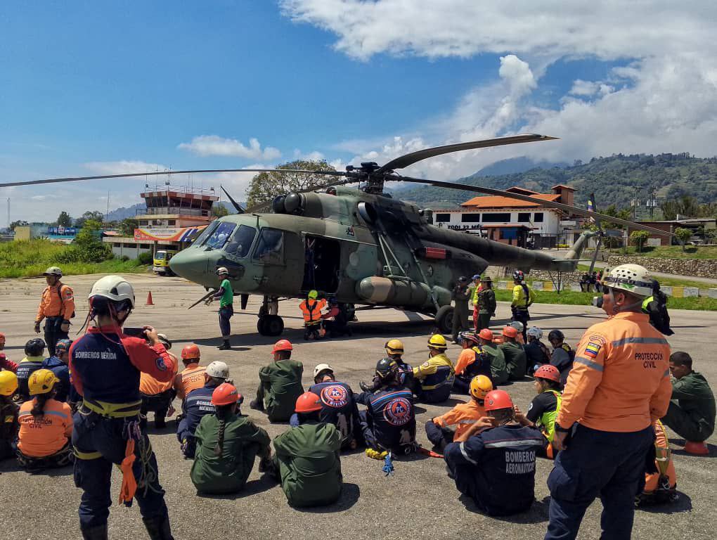 📌Hoy 23FEB La tripulacion del helicóptero MI-17V5 del ARB_CANB23, efectuaron taller de operador en plataforma para operaciones helitacticas en el Aeropuerto Nacional Alberto Carnevalli, con el fin  de mantenernos en constante adiestramiento para la defensa de nuestra Patria.