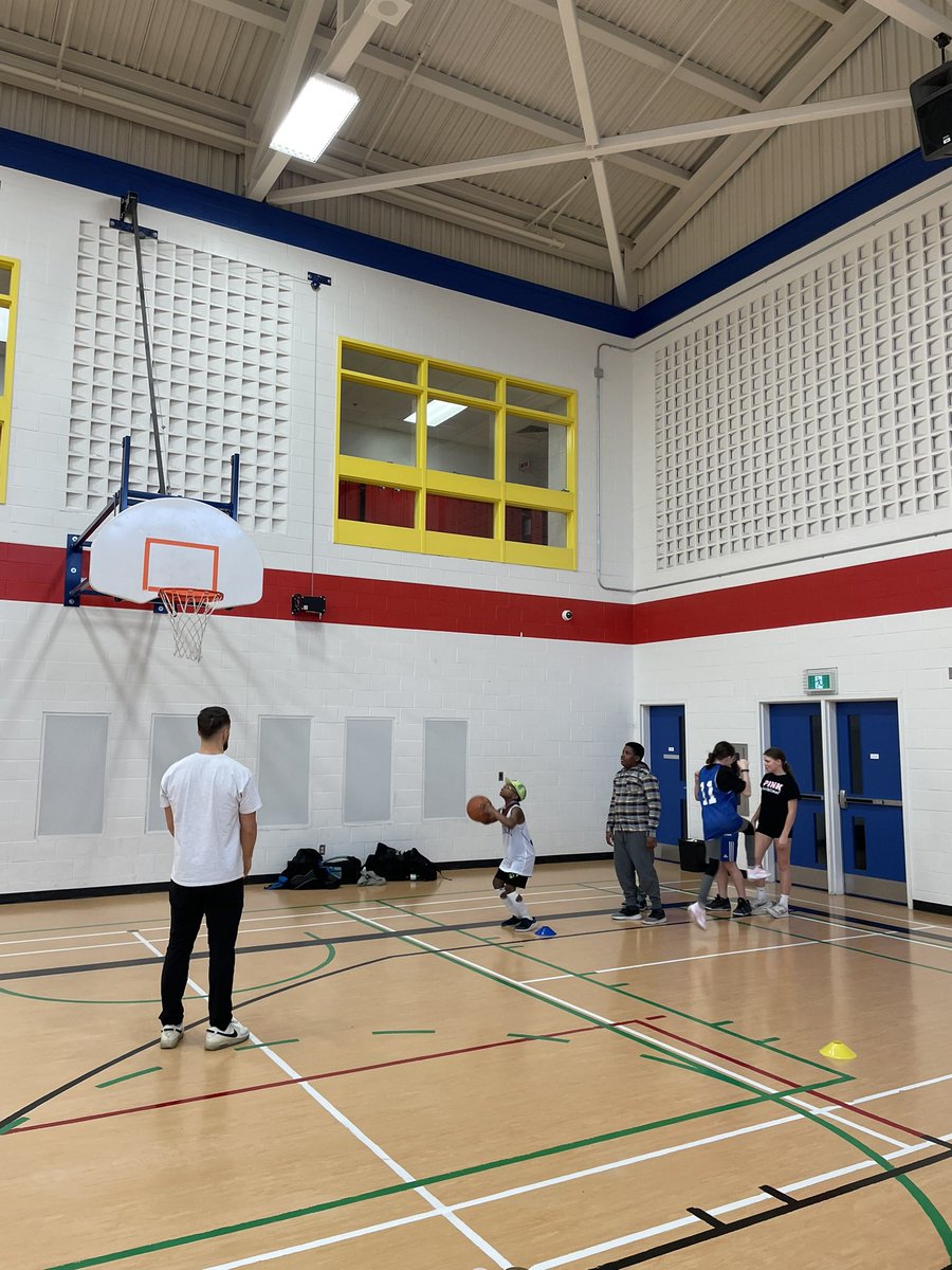 A big thank you to @nfldrogues players for sharing their basketball knowledge with our @StTeresasSchoo1 Grade 6 players 🔥🏀