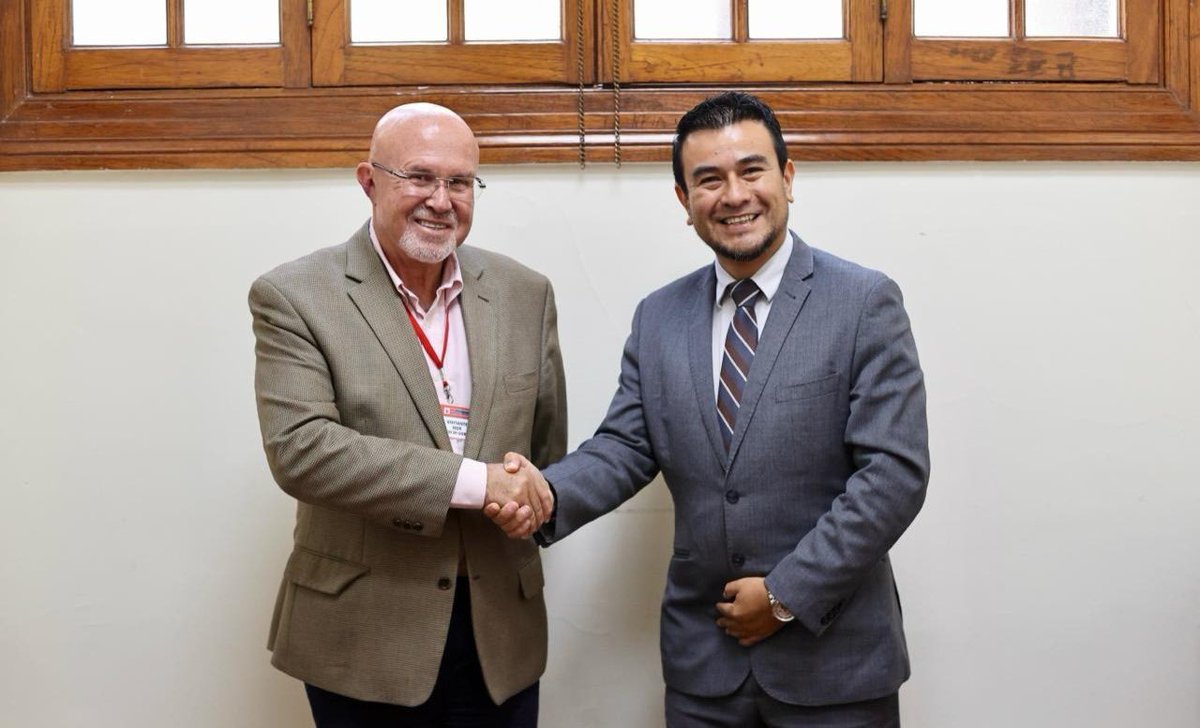 pcmperu's tweet photo. ✅ ¡Diálogo con autoridades! El viceministro Paúl Caiguaray se reunió con el alcalde de @MuniSurco1 para coordinar alternativas de destrabe a un proyecto que disminuirá la vulnerabilidad del asentamiento humano Diente de Oro. https://t.co/Nu9eJ302rO