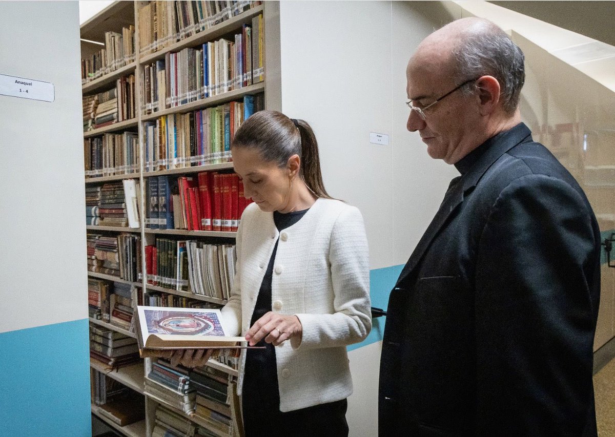 Claudiashein's tweet photo. En un sencillo encuentro, entregué al rector de la Basílica de Guadalupe, M. Iltre. Mons. Efraín Hernández Díaz, la rosa elaborada por Adrian Pallarols, bendecida por el Papa Francisco. Tuve la oportunidad de visitar la biblioteca "Lorenzo Boturini" que se encuentra en la Basílica y que alberga documentos desde el siglo XVI.