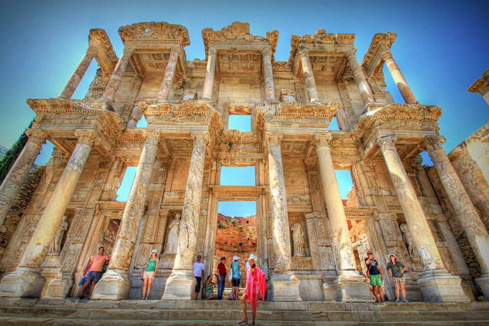 MedCruises's tweet image. Exploring Turkey&apos;s rich history and culture on vacation is an unforgettable experience! The Library of Celsus in Ephesus is an absolute highlight - such a breathtaking glimpse into ancient knowledge and architecture.  📚✨
#Turkey #LibraryofCelsus #TravelMemories