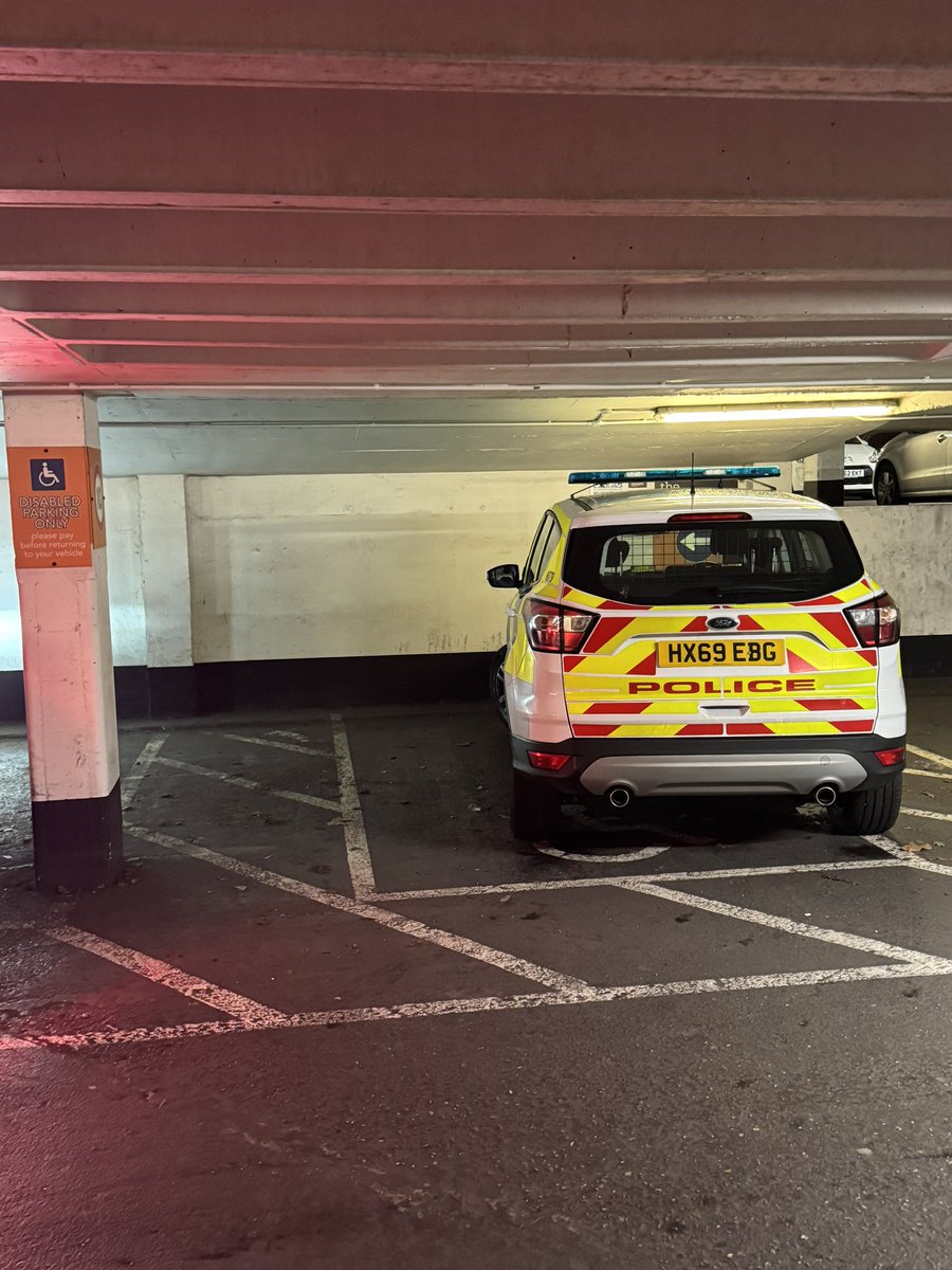 rambosambo85's tweet photo. @SurreyRoadCops is this allowed without any emergency? https://t.co/za0L0Q252y