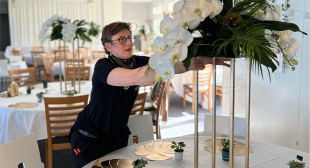 'Karine Fichu, fleuriste à Lannion, remporte les Wedding Awards 2024. Son talent fleurit les mariages! 🌸🏆 #KarineFichu #Lannion #WeddingAwards'