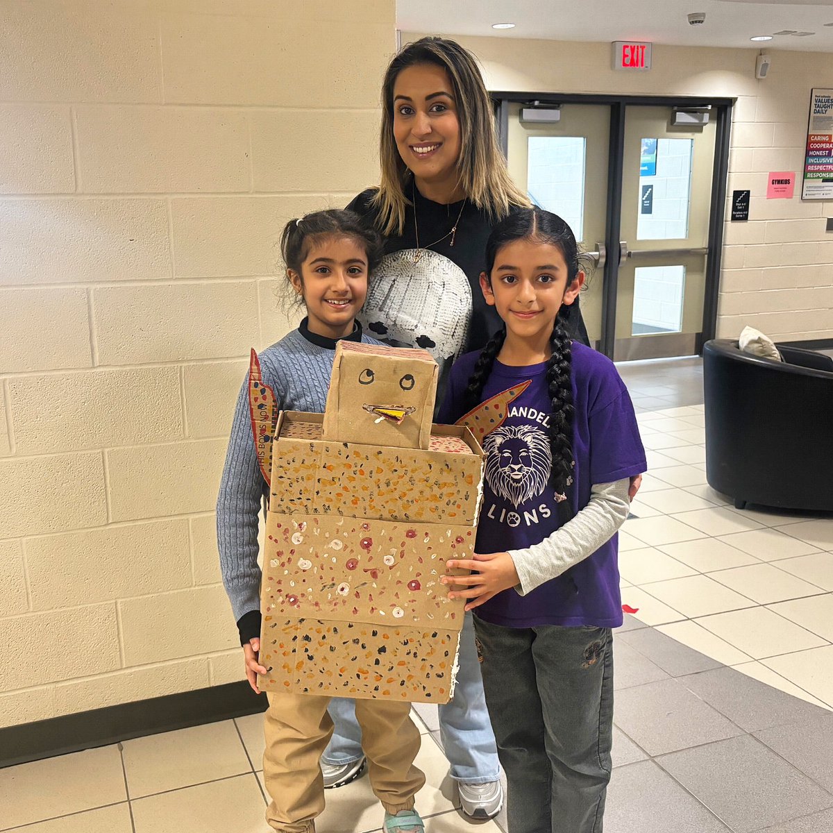 When your SS create a robot out of cardboard because you inspired them🥹  @PeelSchools @peel21st @Makerspaces_com 

#steameducation #steamteacher #teacher #engineering #design #school #ontarioteacher #pdsbteachers #steam #stem #creating #stemcurriculum #steamkidschallenge