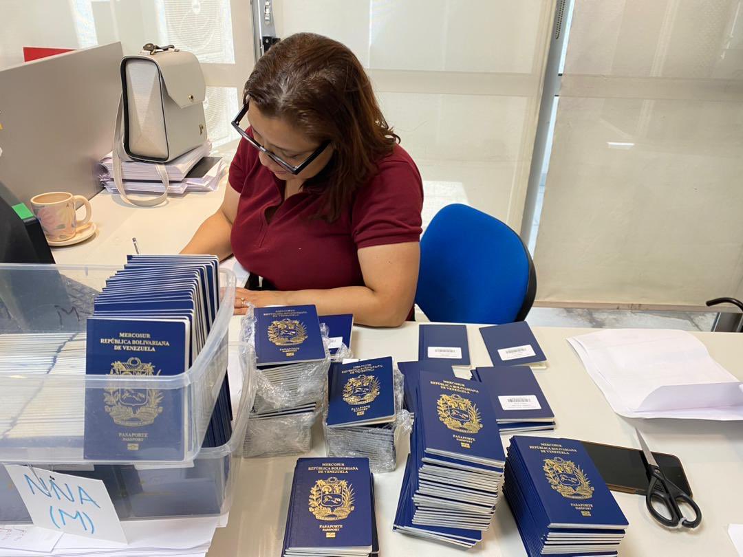 #Aviso || Gracias al Pdte <a href="/NicolasMaduro/">Nicolás Maduro</a> que garantiza el derecho a la identidad de las y los venezolanos, a partir del lunes 26 de febrero iniciaremos Jornada Especial de Entrega de Pasaportes en @embavenezargentina gracias a la coordinación con @CancilleriaVE y <a href="/VenezuelaSaime/">VenezuelaSaime</a>