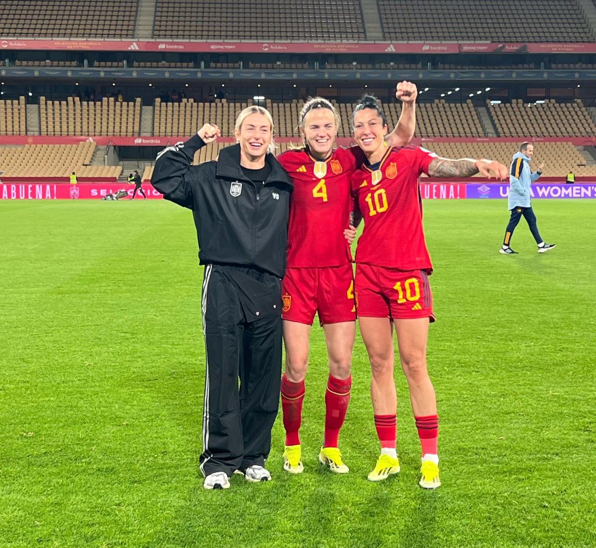 Erafutbolfem's tweet photo. 😍 3 LEYENDAS del deporte español

🦖 Unas "dinosaurias" que no se cansan de hacer historia

👏 Nunca podremos agradecer lo suficiente lo que significan para el fútbol femenino

��� @juliasenuf / @Erafutbolfem https://t.co/XPF9R9XUYc