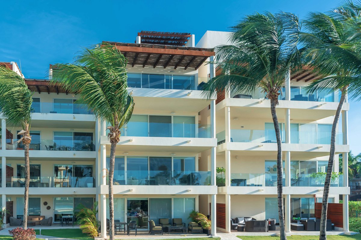 PlayaMoments's tweet photo. @traficodesign • Huge pool &amp; beautiful gardens
• Jacuzzi
• Complementary fitness center
• Complementary business center
• Free parking
• 24 hour staffed lobby
• Elevators https://t.co/WayYvRNgJg