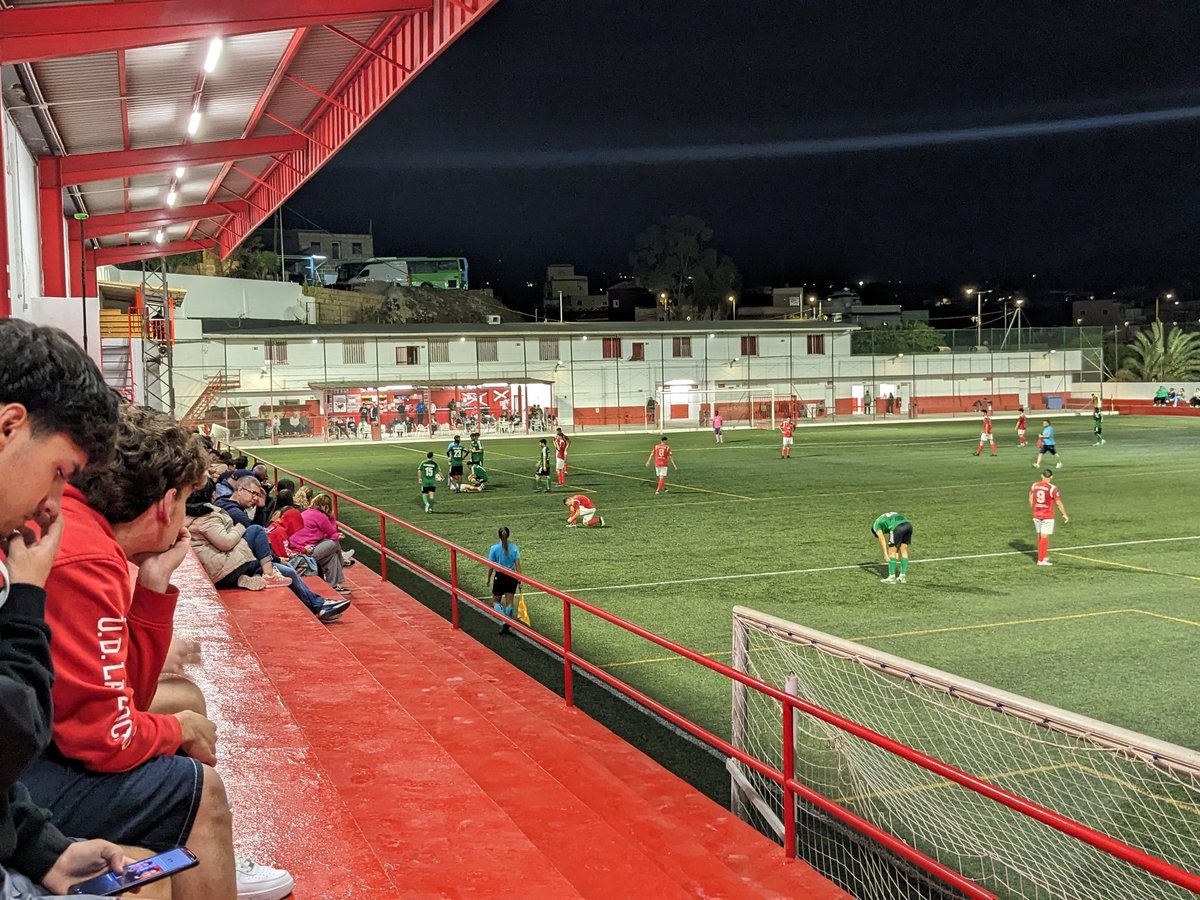 Lanzarote666's tweet photo. #fridaynightfootball #Tenerife as @UDLasZocas took their time to beat ten men @CDIGARA2022 3-0. The away side gave it a really good go and deserved an equaliser, before conceding two goals just before the end. #groundhopping https://t.co/on7hLoMvsl