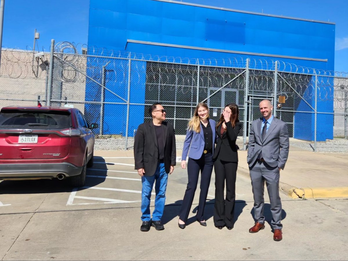 ProfSmak's tweet image. The @PEPtweets (PEP) continues to change lives and always fun to bring my @SMUCoxstudents to volunteer at their semi-annual business plan contest!

Very nice touch to include a customized thank you card with my name and my volunteer history, going back to 2015!