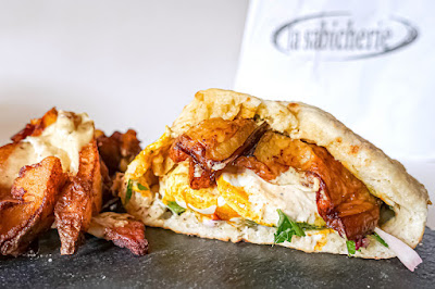 parisladouce's tweet photo. Nos Adresses : La Sabicherie, spécialiste du sandwich végétarien de Tel Aviv, ouvre une nouvelle échoppe gourmande à SoPi
https://t.co/HaNHIfsG2C
#nosadresses #gastronomie #streetfood #sabich #sabicherie #sopi #pigalle https://t.co/hmkSxyI4iU