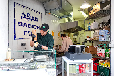 parisladouce's tweet photo. Nos Adresses : La Sabicherie, spécialiste du sandwich végétarien de Tel Aviv, ouvre une nouvelle échoppe gourmande à SoPi
https://t.co/HaNHIfsG2C
#nosadresses #gastronomie #streetfood #sabich #sabicherie #sopi #pigalle https://t.co/hmkSxyI4iU
