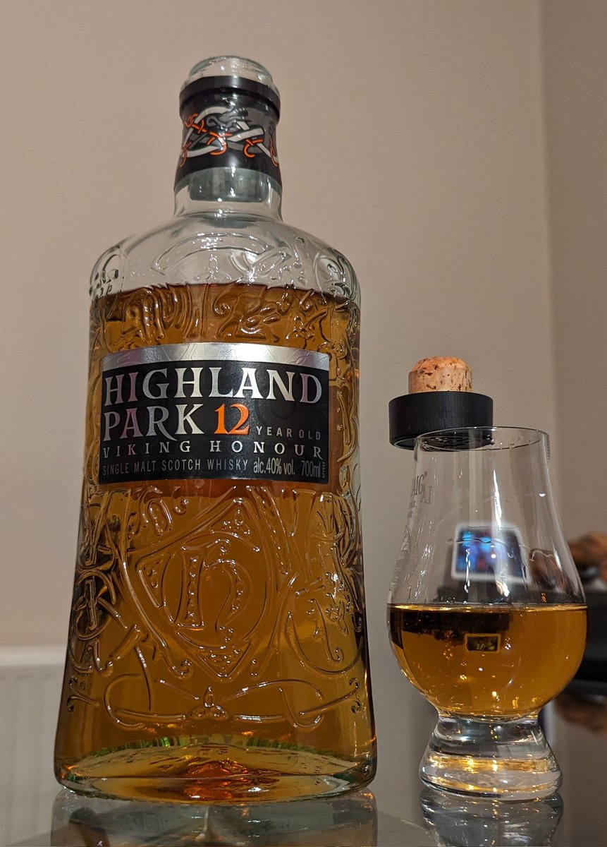 And just like that it was time for #MidnightFlangeClub but not too late for #FreshBottleFriday. @HighlandPark 12yo Viking Honour. At just 40% it's definitely one to file under 'easy drinker'. Cheers all.