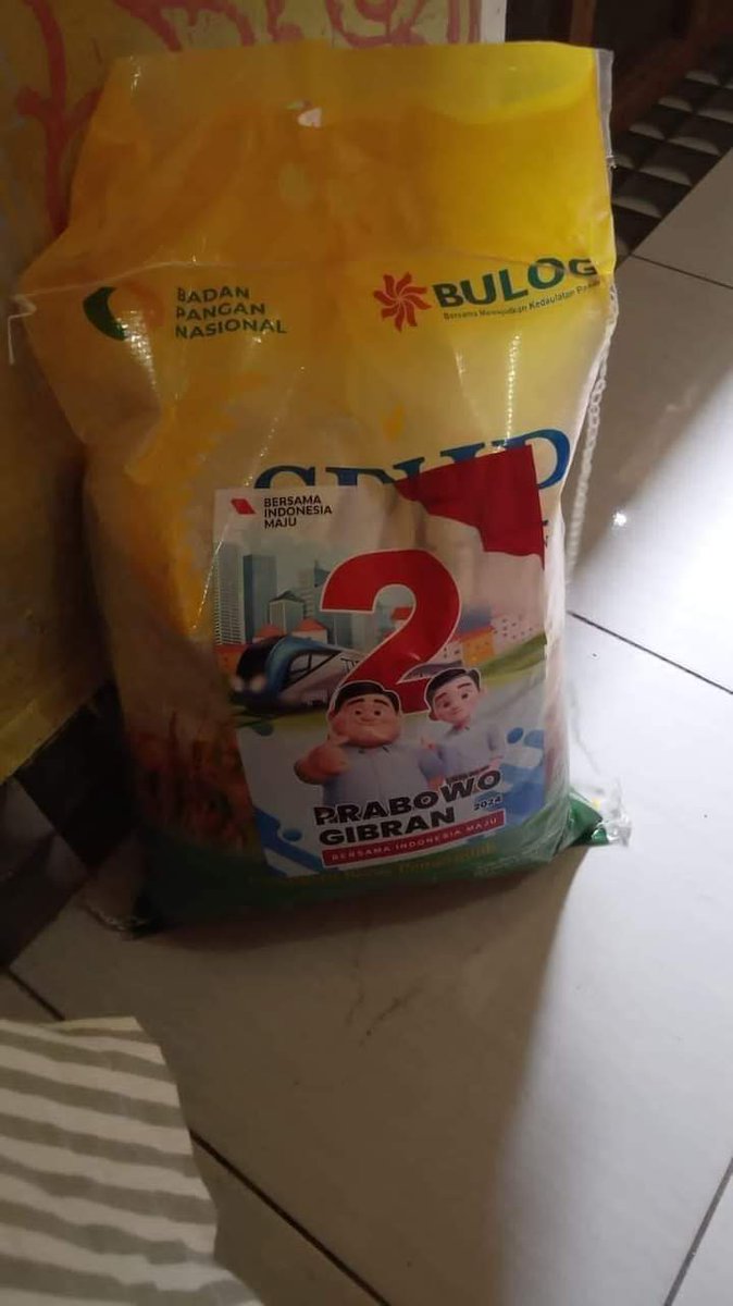 Abahpurwa1's tweet photo. Yang kemaren dapat beras bergambar ini, harus di irit ya buat 5 tahun 😂😂😂😂😂 https://t.co/XJM8lHbZ2S