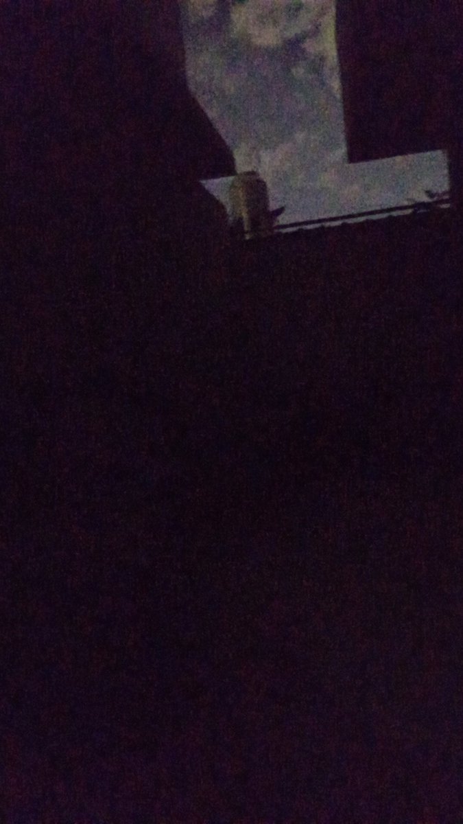Selfie sin luz , 200% de aumento y en Lugano nos cortan la luz todos los días . Prometo no ser más violento y no insultar a ese , ni a su hermana , y mucho menos a sus ministros y el que no es nada pero redacta , todos buenas personas