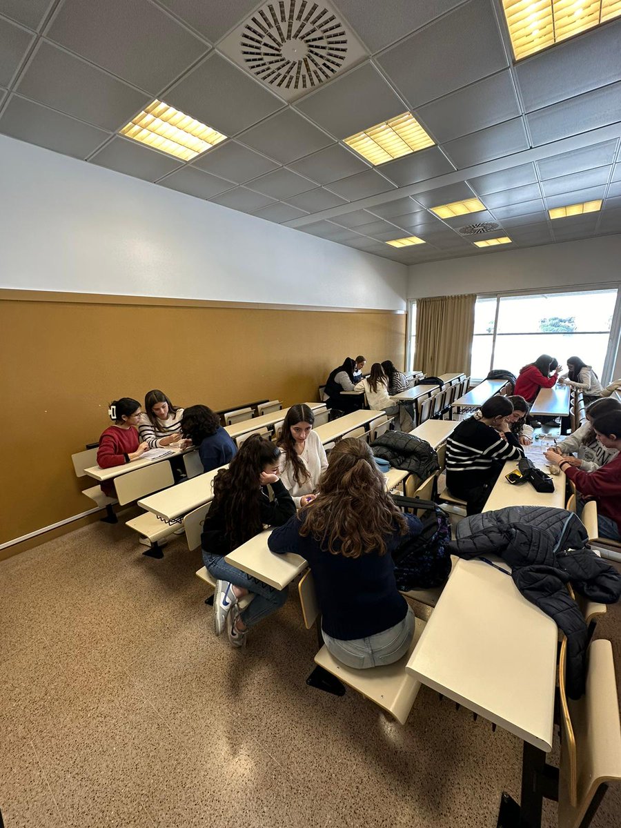 Aquest divendres, els alumnes de 2n de batx. del Coll i Rodés han participat en les 15es Olimpíades de Geologia que s'han celebrat a la UdG. Primer han fet una prova individual i després una prova pràctica en equips de quatre.
#CiènciaColliRodés @gentudg