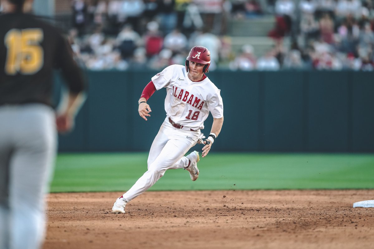 UA_Athletics's tweet photo. Keeping the bats HOT 🔥

#RollTide | @AlabamaBSB https://t.co/pFFwlkbllg