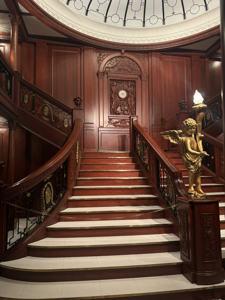 Brodhe's tweet photo. At the titanic exhibit looking at the stair case, and some middle age woman pipes up, and I kid you not, “is this the original staircase from the boat?” 

Yes woman. They were able to recover this entire giant room, in this condition, from nearly 4km under the ocean https://t.co/3L94AXV4tI