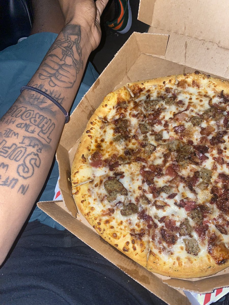 Ion even eat pizza but wen da munchies kick I can eat a whole lotta anything 🤤