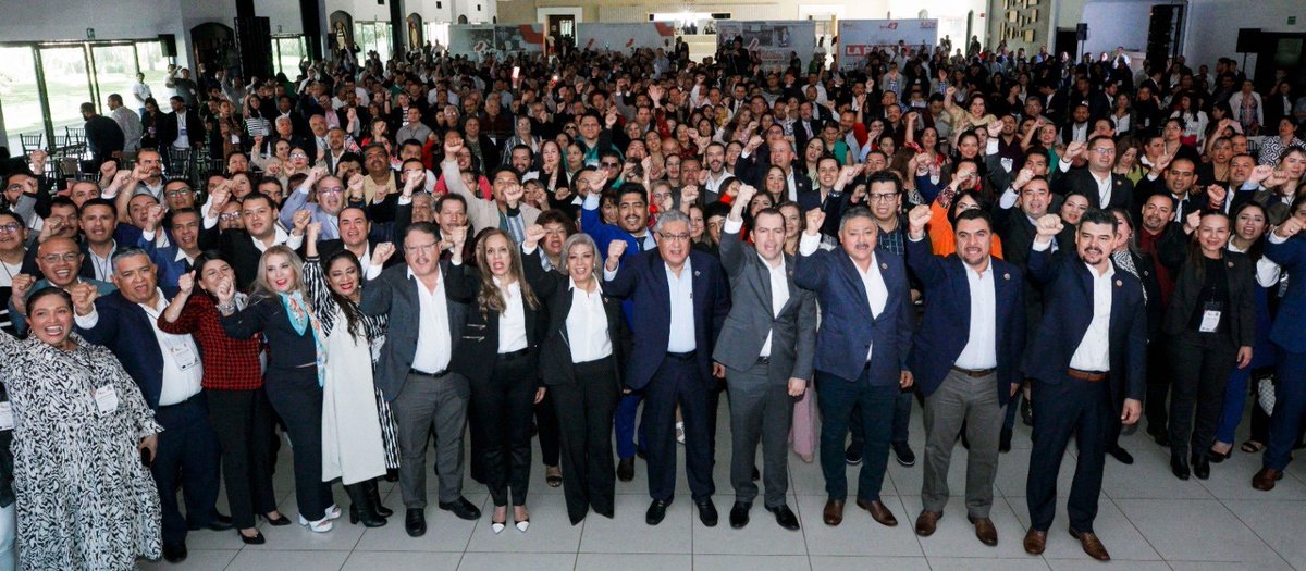 Carlos_GomezRod's tweet photo. #80AniversarioSNTE

Imparable, la fuerza del #SNTE en #Jalisco, destacan el líder nacional, maestro Alfonso Cepeda Salas, el gobernador @EnriqueAlfaroR y el Secretario de la #Sección 47, prof. @ilichglz al inaugurar el  IV Pleno Extraordinario Seccional

https://t.co/nwSYLZBZbM https://t.co/5BUV29SzAb