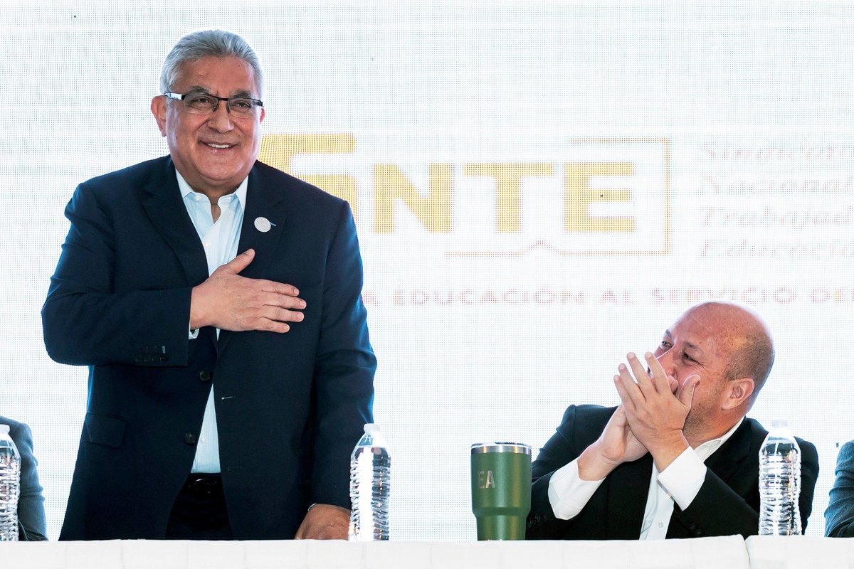 Carlos_GomezRod's tweet photo. #80AniversarioSNTE

Imparable, la fuerza del #SNTE en #Jalisco, destacan el líder nacional, maestro Alfonso Cepeda Salas, el gobernador @EnriqueAlfaroR y el Secretario de la #Sección 47, prof. @ilichglz al inaugurar el  IV Pleno Extraordinario Seccional

https://t.co/nwSYLZBZbM https://t.co/5BUV29SzAb