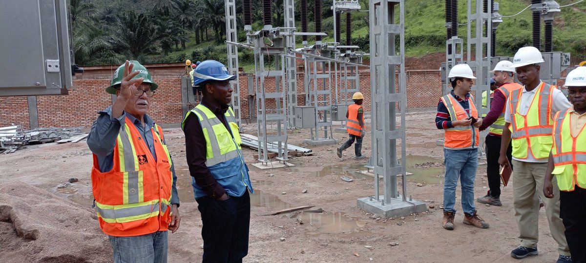 Ikiriho's tweet photo. ⚡️#Burundi Jiji-Mulembwe: pression et financement additionnel suffiront-ils pour amener #Orascom au respect du délai de grâce de livraison de la Centrale hydroélectrique (fin 2024)?
49,5MW attendus coûte que coûte d'#Orascom fin 2024 de la CHE en construction de @JijiMulembwe.
La @regideso_bdi presse. "Un suivi rigoureux est appliqué au constructeur pour l'amener au respect de ses engagements", comme en témoignent les deux récentes visites de terrain en moins de 9 jours. Une seule préoccupation: "Trouver solution à tous les défis en vue de respecter impérativement le délai de livraison".
Le Projet Hydroélectrique de Jiji et Mulembwe (#PHJIMU) fut approuvé en le 23 juin 2014 et signé un mois après, le31 juillet.
Les travaux de construction des 2 barrages sur les rivières #Jiji (32 MW) et #Murembwe (17,5 MW) furent lancés en septembre 2019 avec un grand retard. Il était prévu que l'infrastructure soit remise fin 2023.
🔴🔚Délai de grâce
En mars 2022, se doutant de la lenteur dans l'exécution des travaux, le Président Evariste Ndayishimiye improvisa une visite au site de la CHE Jiji-Murembwe.
💬"J'attends de vous un ferme engagement et une honnêteté sans faille pour que le barrage soit livré à temps. Les retards d'exécution freinent d'autres projets de développement", avait-il enjoint au groupe @cmc_orascom
Selon le @minergiemine1, le coût du PHJIMU était initialement d'un montant de 270, 40 millions $, financé par le consortium @Banquemondiale, la banque Européenne d'investissement (@EIB), la @EU_Commission, la @AfDB_Group, le Gouvernement du Burundi et la Regideso.
En janvier dernier, un don @WBG_IDA de 50 millions $ fut approuvé par le Conseil d'Administration de l'Association Internationale de Développement (#IDA) en faveur du Burundi, pour le projet de Financement Additionnel des Centrales hydroélectrique de Jiji et Mulembwe.
Malgré la pression et le financement additionnel, les Egyptiens d'Orascom vont-ils respecter le délai de grâce de fin 2024?