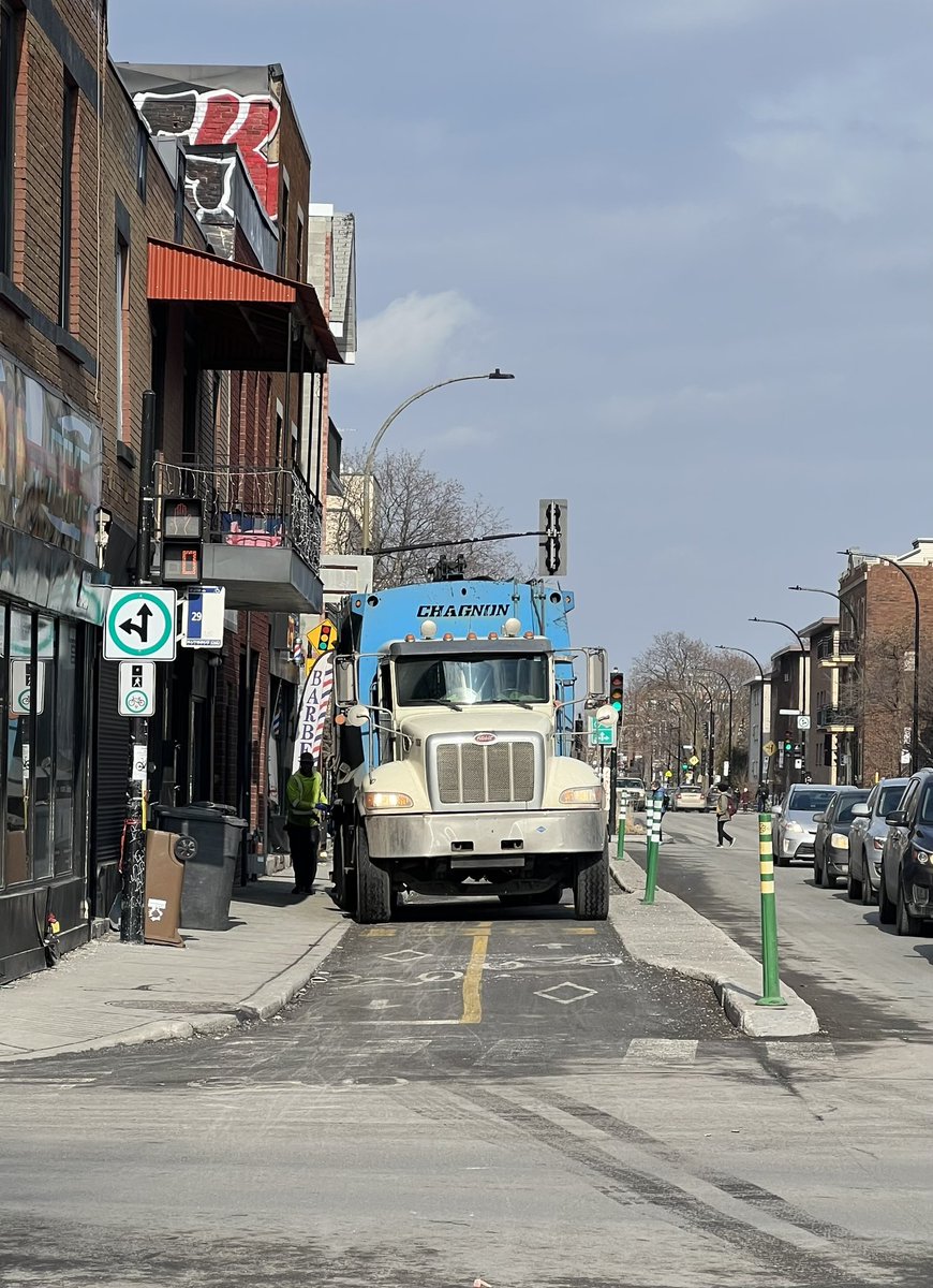 Quand j’ai fait remarquer à ce mastodonte qu’il était illégalement dans la piste, obligeant les vélos à se risquer à contresens sur la voie des autos, j’ai été accueilli par un sourire édenté et un «Mange d’la marde câlisse». Cute.

#velomtl #polmtl