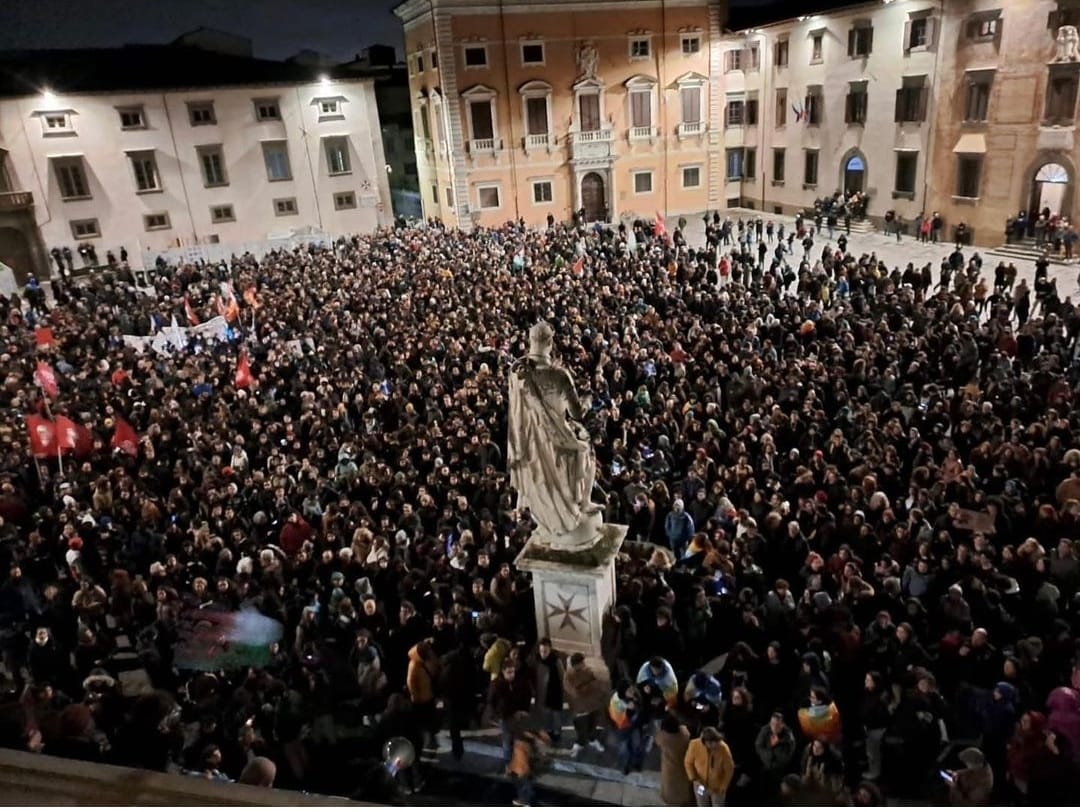 GlosweetyGlo's tweet photo. E se credete ora
Che tutto sia come prima
Perché avete votato ancora
La sicurezza, la disciplina
Convinti di allontanare
La paura di cambiare
Verremo ancora alle vostre porte
E grideremo ancora più forte
Per quanto voi vi crediate assolti
Siete per sempre coinvolti

 Grazie #Pisa https://t.co/y7ptC1ktZE