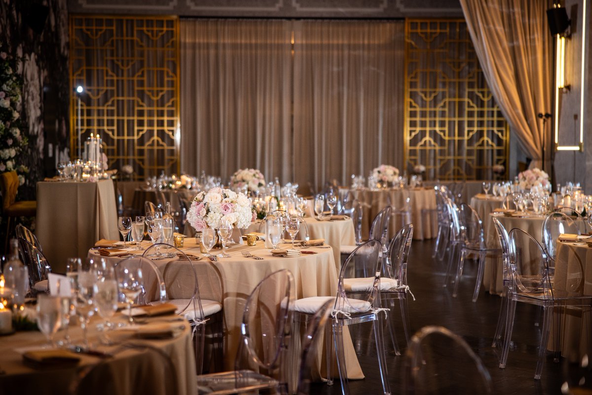 LMStudioChi's tweet photo. A perfect reception space from every angle ✨🥂

📸 Lauren Ashley Studios

#lmstudiochi #chicagoeventvenue #lmcaters #chicagocatering #tablescape #weddingvenue https://t.co/BhHShRIXFb