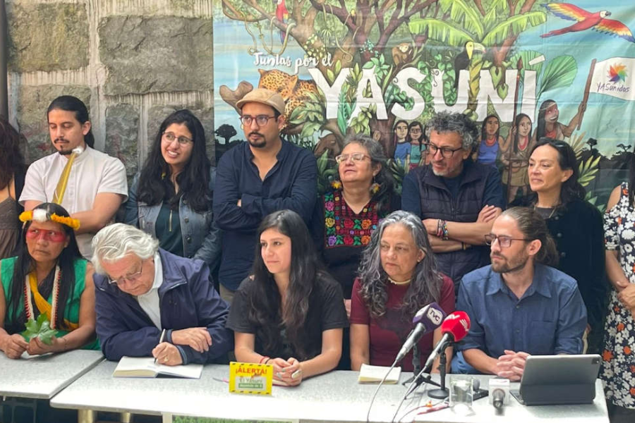 AlbertoAcostaE's tweet photo. MEDIO AÑO DE AMENAZAS
#Yasuní y #ChocoAndino
En conclusión, INDIGNA ver que hasta ahora no hay señales claras de que  el gobierno esté cumpliendo con el mandato popular de las dos consultas  populares, sino todo lo contrario. Y PREOCUPA constatar que entre los  colectivos y grupos que hicieron posibles estos triunfos históricos no  se han consolidado vigorosos esfuerzos unitarios para enfrentar a las  fuerzas extractivistas y así consolidar todos los procesos que sean  necesarios, con el fin de conjugar la justicia ecológica con la justicia  social, como parte de procesos democráticos radicalmente  transformadores.
Alberto Acosta
https://t.co/BilVSkwZnH

@groninty 
@paoladommenica