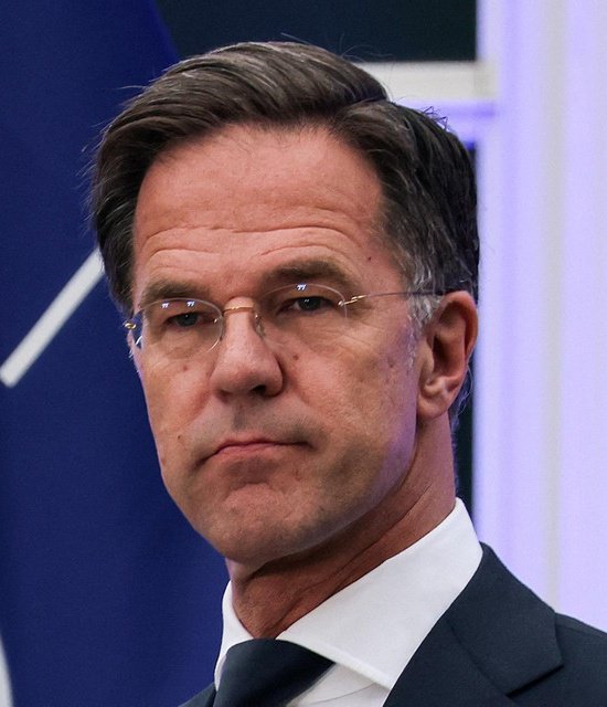 Rutte hoort geen topfunctie bij de NAVO te hebben maar voor de RECHTER te staan voor het KAPOT maken van vele mensenlevens in eigen land! Doe een ♥️ & RT als je het eens bent!