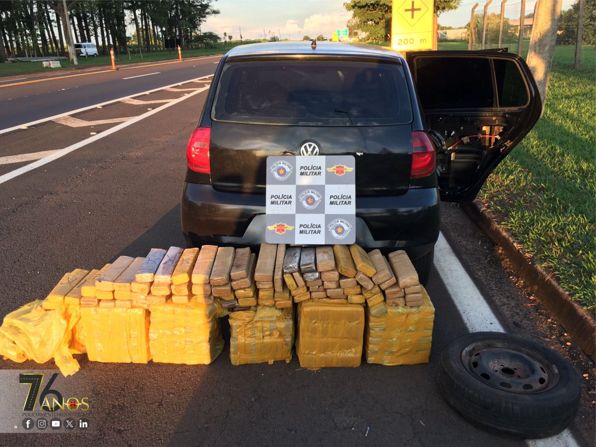RodoviariaPMESP's tweet photo. Na tarde de ontem (22), policiais do 3º Batalhão de Polícia Rodoviária efetuaram a prisão de um indivíduo pelo crime de tráfico de drogas e adulteração de sinal identificador de veículo automotor em Itápolis/SP.
Confira: https://t.co/94VGd0XjsX

AGÊNCIA DE NOTÍCIAS CPRv. https://t.co/qTRYR6y0aU