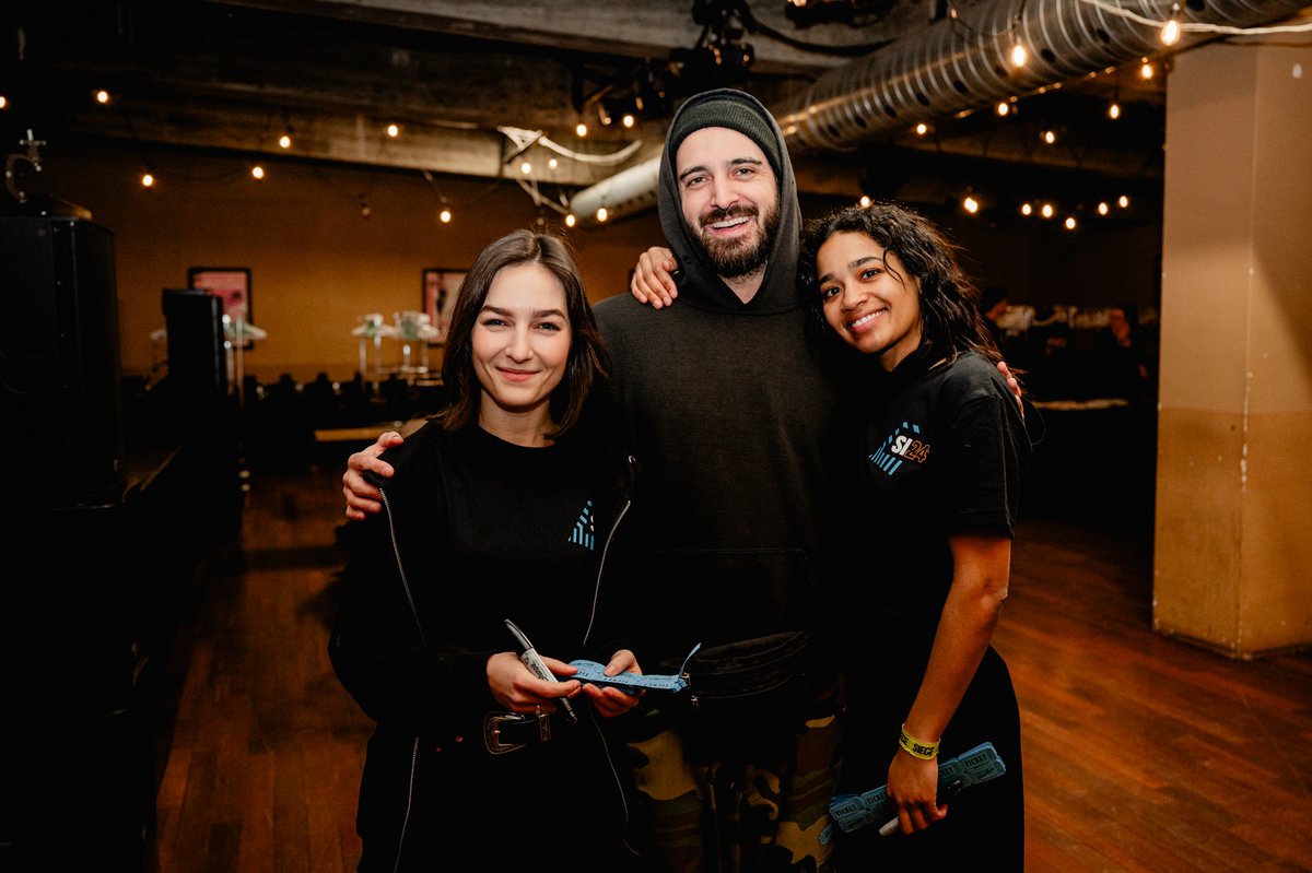 UbisoftMTL's tweet photo. To all our @Rainbow6Game teams, we'd like to take a minute to say how awesome you are. Thank you for your work, passion and talent. Your dedication is what makes R6S so great!👏💙

--

Merci à nos équipes R6S pour leur travail, passion et talent. Vous êtes vraiment la raison qui rend ce jeu si incroyable! 👏💙