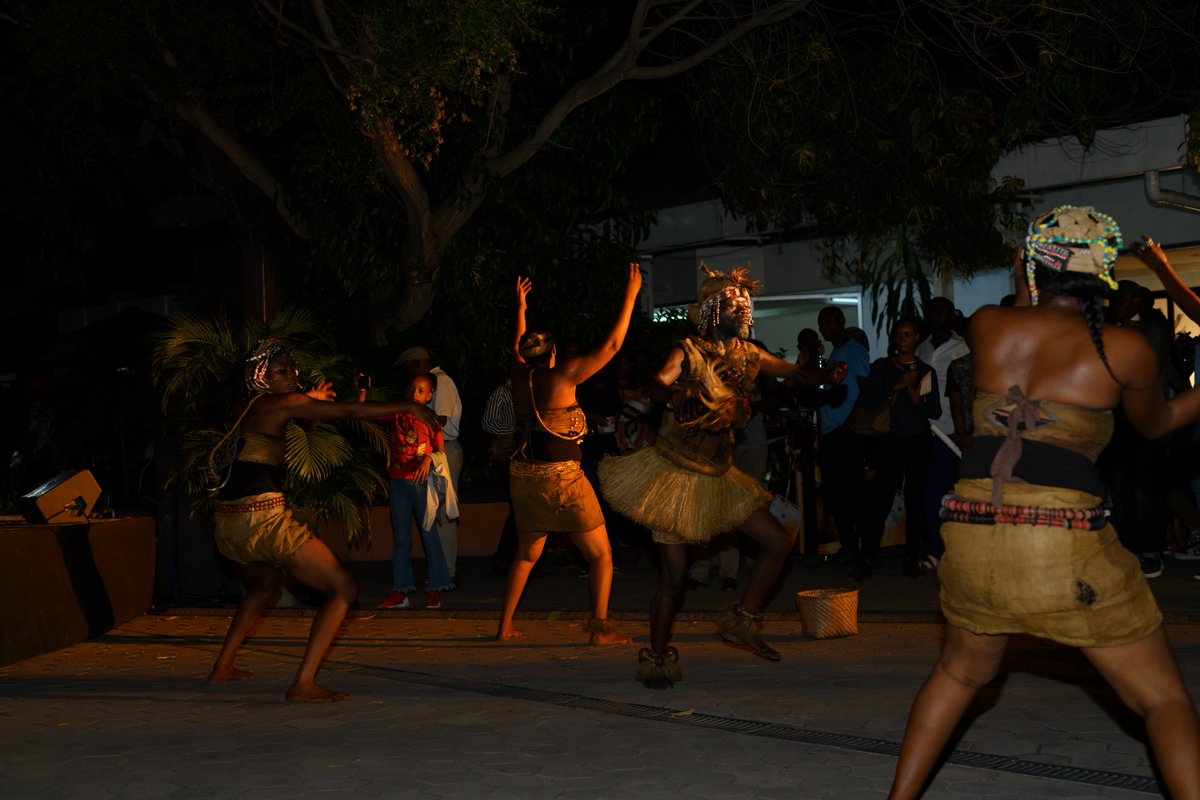 TobeGeraldine's tweet photo. Performance du groupe Folklore du Bandundu "LANGUNG " à l'ouverture de l'exposition "Sans visage"

L'exposition reste ouverte jusqu'au 02.mars 2024 à l'institut français de kinshasa. https://t.co/6fckNd7fY5