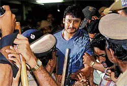 Royalpunethians's tweet photo. ಸ್ವತಃ ಅವರ ಪತ್ನಿ ಮುಂದೆಯೇ ಮುದ್ದಾಗಿ ಹೇಳಿದ ಮಾತಿಗೂ...❤
ಸ್ವತಃ ದರ್ಶನ್ ಅವರ ಹೆಂಡತಿಯನ್ನೇ ಅವಾಚ್ಯ ಶಬ್ದದಿಂದ ನಿಂಧಿಸುವುದುಕ್ಕು ಮತ್ತು ಅವರ ಮೇಲೆ ಸಂಶಯ ಪಟ್ಟು ಮೈ ತಳಿಸುವುದಕ್ಕೂ ಹೆಂಡತಿಯ ಮೇಲೆ ಸಿಗರೇಟ್ ಸುಡುವುದಕ್ಕೂ ತುಂಬಾ ವ್ಯತ್ಯಾಸವಿದೆ 🥹
ಅಲ್ಪ ವಿದ್ಯೆ ಮಹಾ ಗರ್ವಿ 🫰🏻🤡
#EducationNeeded
#DrPuneethrajkumar 👑 https://t.co/o9K5VfnJ6w