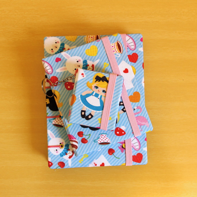 BellaMiaAtelie's tweet photo. #Papelaria Kit Papelaria 'Alice No País Das Maravilhas' 💙
Valor R$ 49,00 ou 9 x sem juros de R$ 5,44 no cartão.
▫️ Acesse o link e veja mais detalhes:
https://t.co/FJZY83zYlt
#kits #kitpapelaria #cadernos #blocodenotas #chaveirodepostit #feitoàmão #feitocomamor #elo7 https://t.co/8256POfCRP