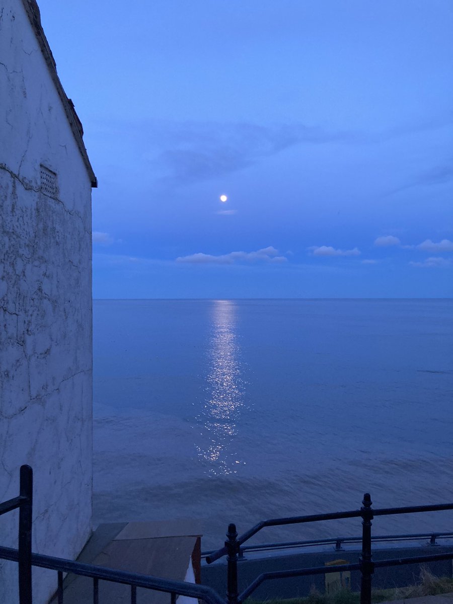 I don’t want to leave this beaut of a place. Came here loads as a kid, growing up in North Yorks but fully appreciating it now… #robinhoodsbay #northyorkshire #northyorkmoors #fullmoon