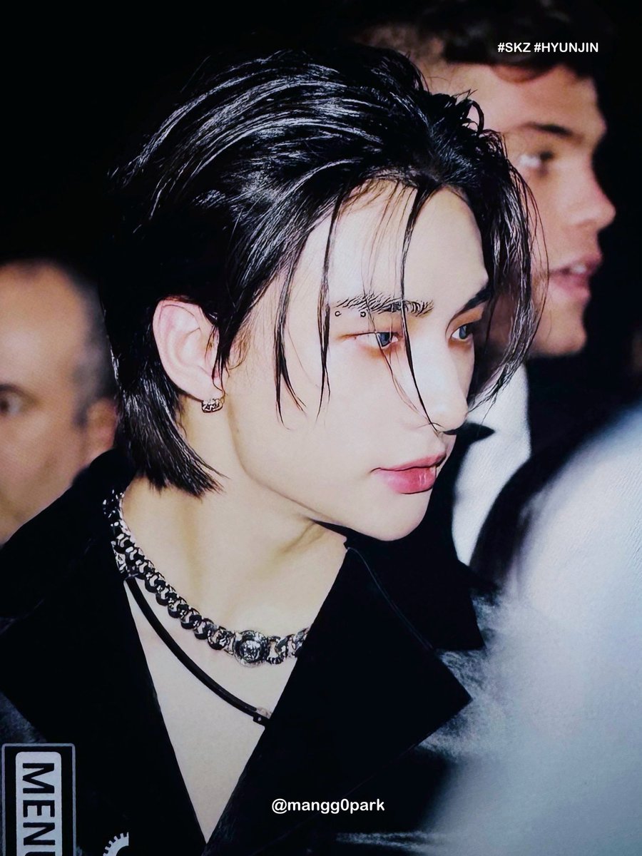 mangg0park's tweet photo. 240223 VERSACE 

#현진 #Hyunjin #HYUNJINxVERSACE 
#StrayKids #스트레이키즈 https://t.co/jwfTQGTEKB