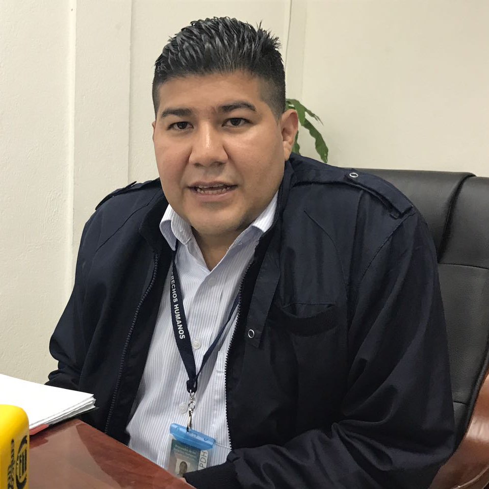jovannagarcon's tweet photo. Esto es grave, señalan de violación sexual a Abner Paredes, Defensor de la Juventud de la PDH. 🚨

Un joven rapero llamado Diego Hernández  (Sky Joe) denunció anoche de violación sexual a Abner Paredes, Defensor de de la Juventud de la PDH, quien lleva más de 10 años en esa institución. Paredes en su rol de defensor de la juventud ha amenazado a Diego y es por eso que hasta ahora, estando fuera del país, desde Colombia hace la denuncia. Las últimas amenazas las realizó en el marco de las protestas de octubre del año pasado, señala Diego.

Además señala que le ofreció pertenecer a una red de prostitución de jóvenes. ⚠️ 

La PDH debe dar una respuesta a esta acusación. 

El joven además hace un llamado al presidente Bernardo Arévalo para que tome cartas en el asunto. 

@PDHgt @MPguatemala