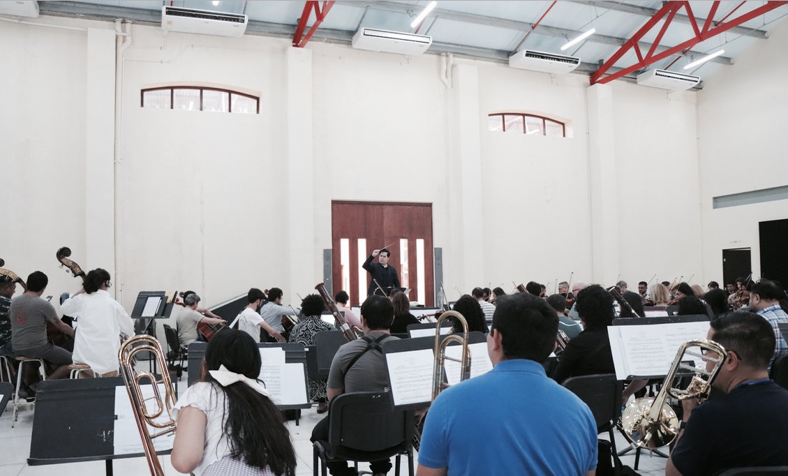 UNAYucatan's tweet photo. Últimos ensayos para el gran #concierto que ofrecerá la @BKLYNsymphony y la Orquesta Sinfónica de nuestra universidad, bajo la dirección de @felipetristan.

Les esperamos mañana en el Palacio de la Música a las 7:00 pm. https://t.co/6rDvWxNJMg