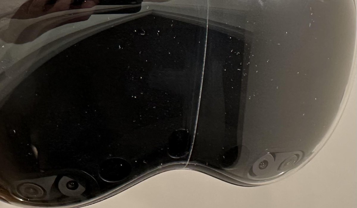 نظارات أبل بدأ يطلع فيها عيب مصنعي ان القزازة الخارجية يطلع فيها كسر في المنتصف بدون سبب
حالياً 5 حالات متفرقه + حالة سادسة للنظارات اللي أرسلتها أبل للرڤيو (أنقيجدت)

اللي ناوي يشتري يأجل لين تبان "الحقيقة الغايبة و الأسباب"