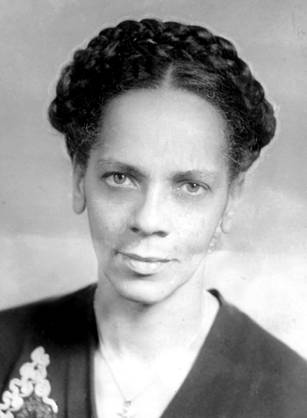 For #BlackHistoryMonth we honor Dr. Lena Edwards, one of the first black female OB/GYN. Her unique perspective aimed to close the gap between 'a poor man's treatment versus a rich man's treatment.' We love her 'lift as you climb' philosophy 👏 cfmedicine.nlm.nih.gov/physicians/bio…