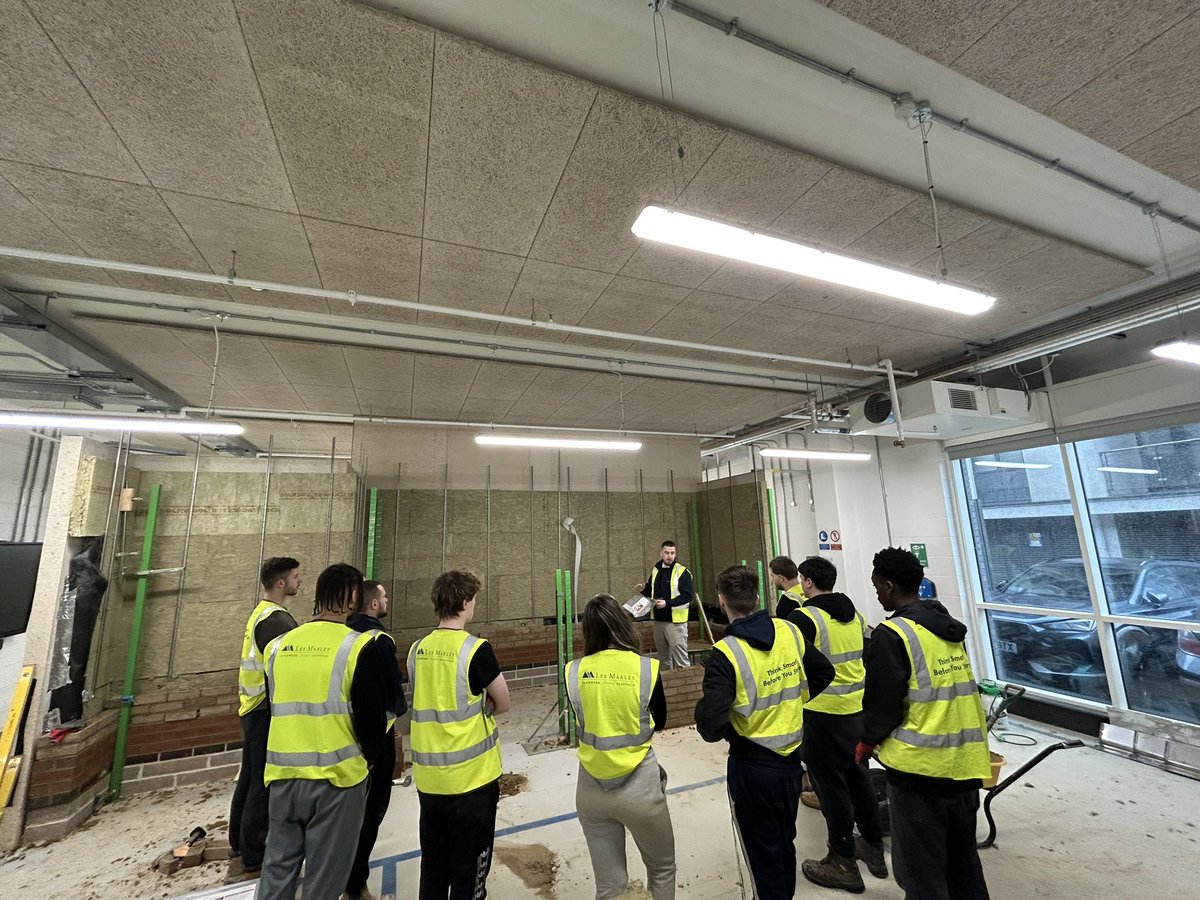 CHGtrowel63's tweet image. Thank you so much to @keyfix for arranging for some of their Non-combustible cavity tray to be delivered to the  @LeeMarleyLMB Academy and presentation of the product. @realhmc #apprentice #modernconstruction #brickwork #skills #investinthrfuture