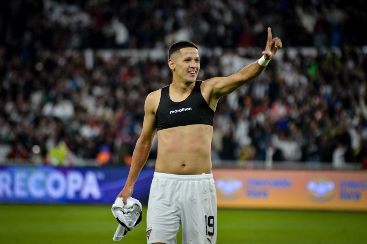 LDU_Oficial's tweet photo. Quedan 90 minutos más y nosotros iremos a 🇧🇷 a luchar lo todo.👊 🗣️ ¡Vamos LIGA!
📸 ¡Encuentra ya la fotogalería completa de la #Recopa (Ida) 2024 en la #LDUApp! 😉
📱 https://t.co/eEO4suPaQ4 https://t.co/3NCa9dkMH5