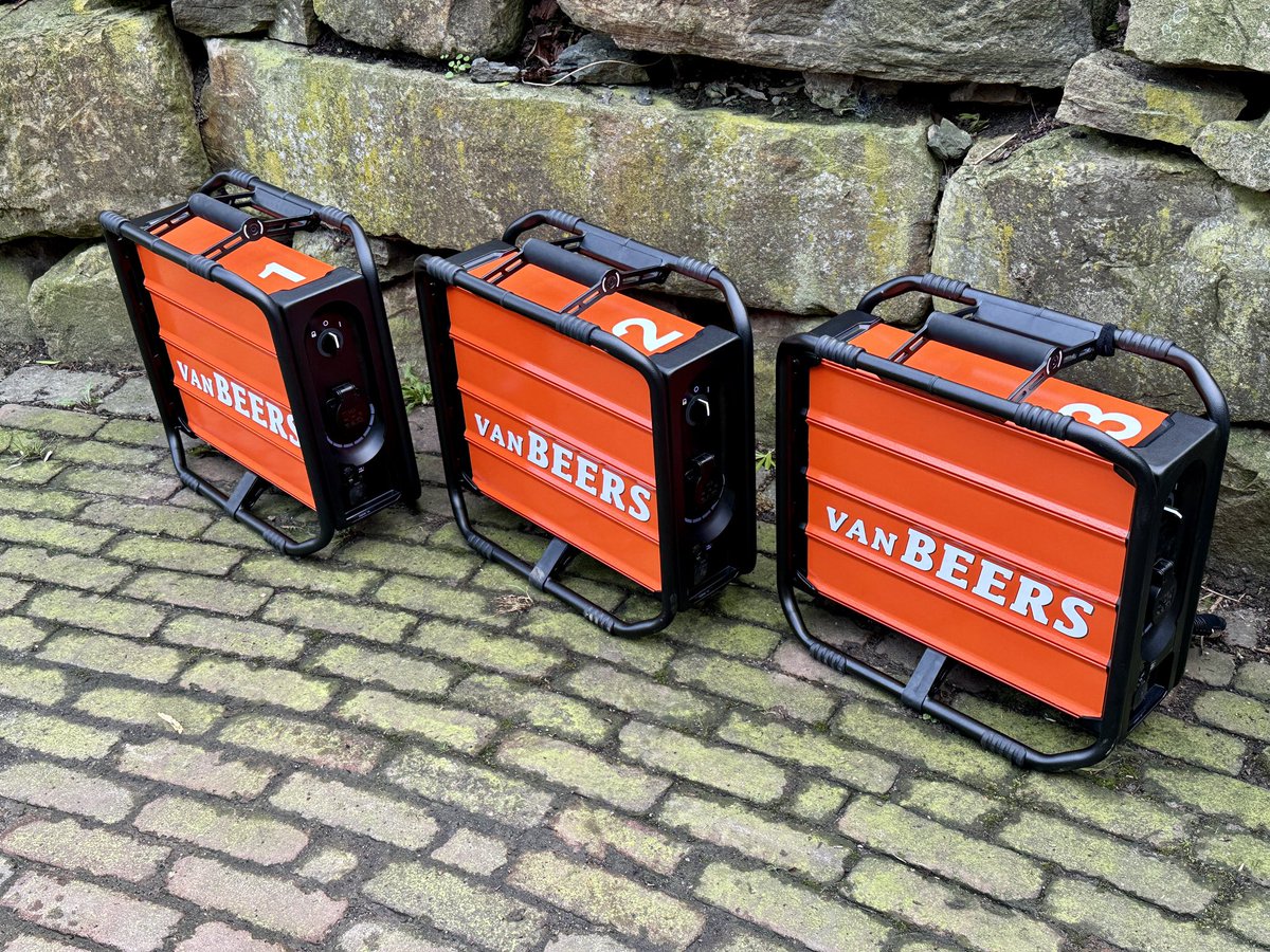 Deze keer geen grote machines ,maar deze compacte mobiele stroomvoorzieningen. Een milieuvriendelijk alternatief voor de traditionele aggregaten. Vanaf nu emissieloos werken met elektrische gereedschap en tegelijkertijd ook ons gereedschap op accu kunnen laden. Klinkt goed, toch?