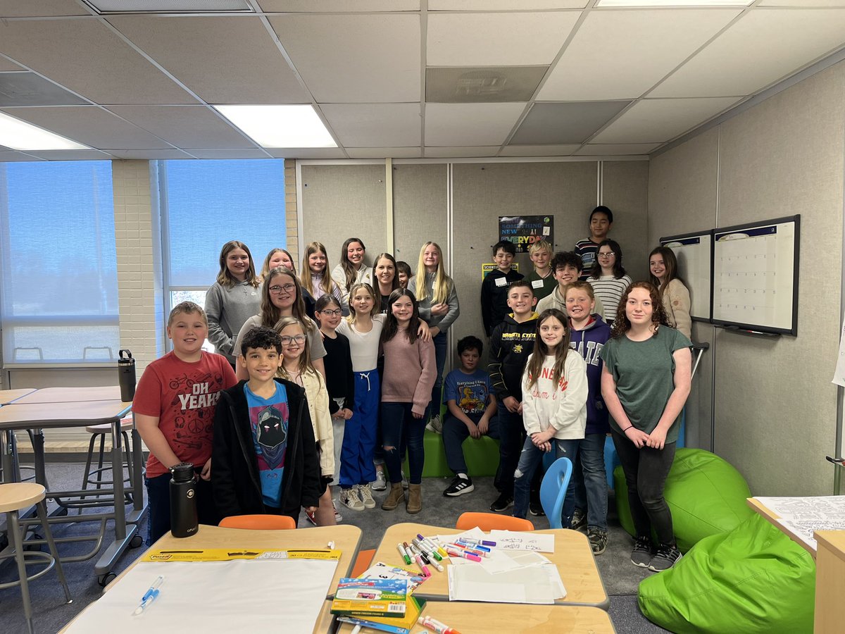 mrschesnut5's tweet photo. When you realize you blend in with the students 😂 fun time with student leaders today! https://t.co/h5wQ8ore7o