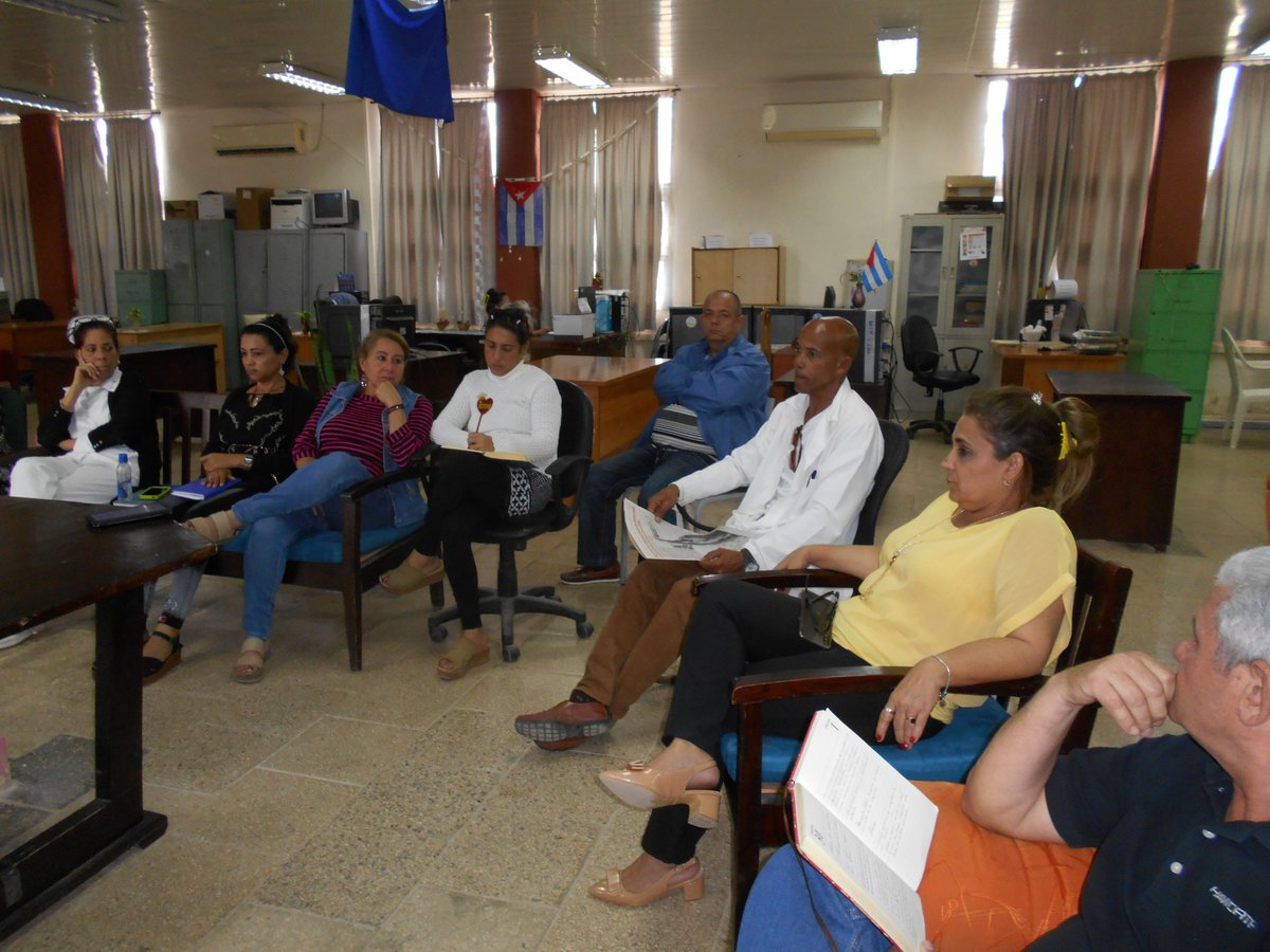 DpsMayabeque's tweet photo. Preside nuestra Directora General de Salud de #Mayabeque Dra.Yanelis Reyes Fernández reunión de trabajo para discutir el proceso de la implementación de las proyecciones del gobierno cubano para corregir distorsiones y reimpulsar la economía en este año 2024. #CubaPorLaVida https://t.co/NhS8EGpp6b
