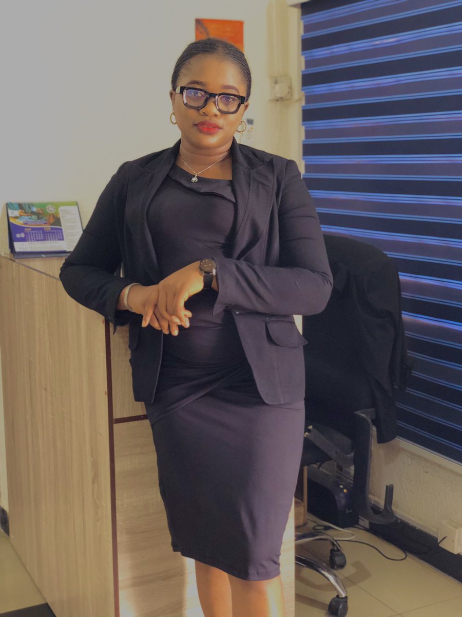 iam_gloria_tee's tweet photo. Your Favourite Lawyer innit🥳😌.
#legalexpert #lawyer #legalmind #marryalawyer #FridayFeeling https://t.co/DmqqKhJ0OV