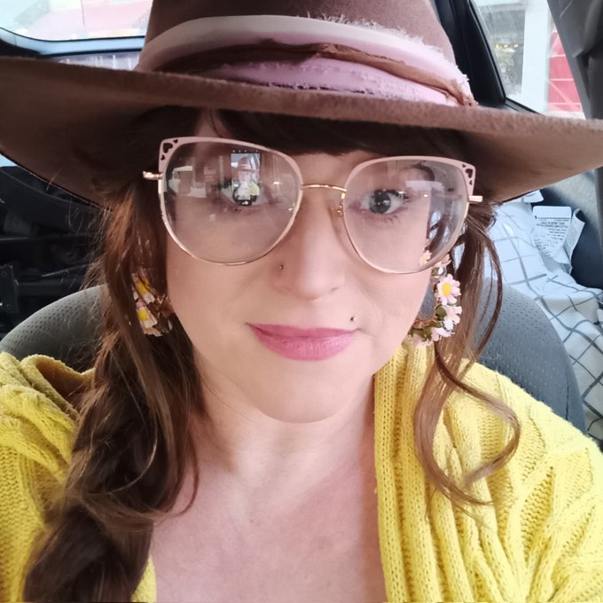 Heading to a production meeting for an upcoming show. I'm so excited to meet the producer! https://t<a href="/tag/comiccon"class="tags"><span>#comiccon</span></a><a href="/tag/neversaydie"class="tags"><span>#neversaydie</span></a>